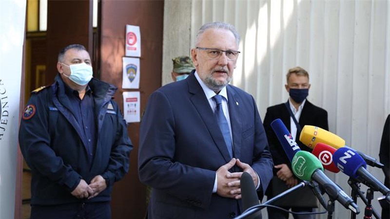 Božinović: O uvođenju novih mjera u kafiće još traju razgovori